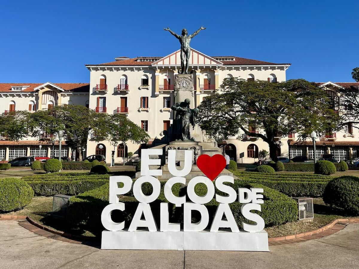 Turistas desfrutando das paisagens de Poços de Caldas